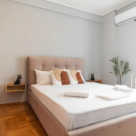 Daire Elegant 3 Bdr Retreat In Kypseli *