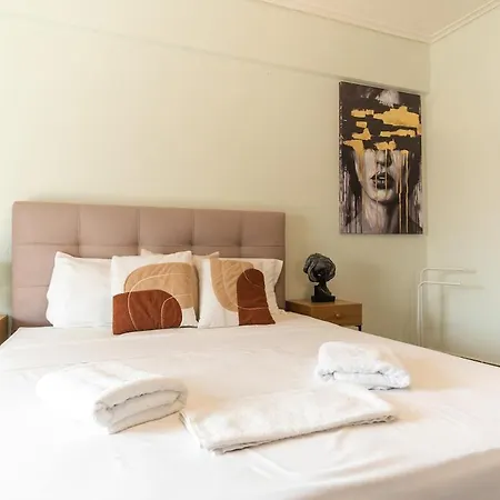 Daire Elegant 3 Bdr Retreat In Kypseli *